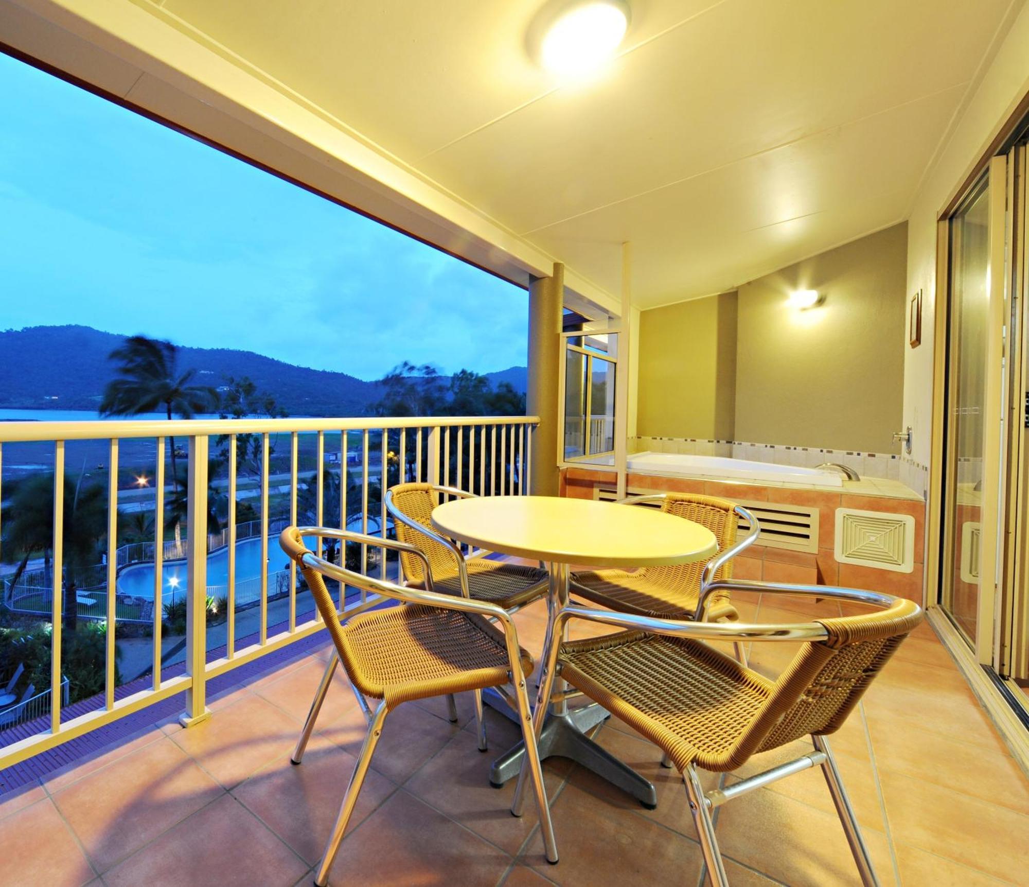 At Boathaven Bay Holiday Apartments Airlie Beach Exterior photo